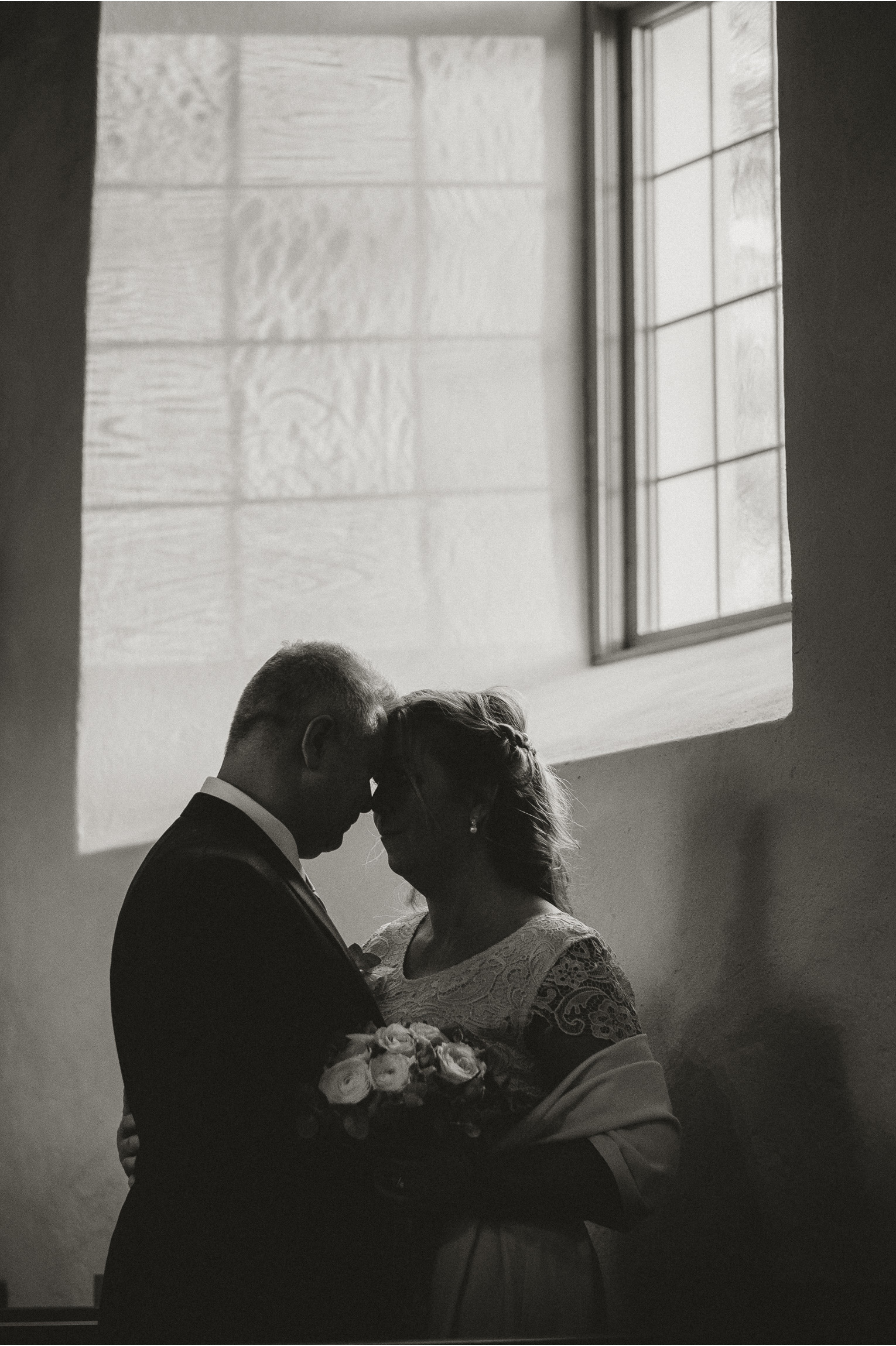040-black-and-white-wedding-photography-in-sweden-by-wedding-photographer-johan-lindqvist