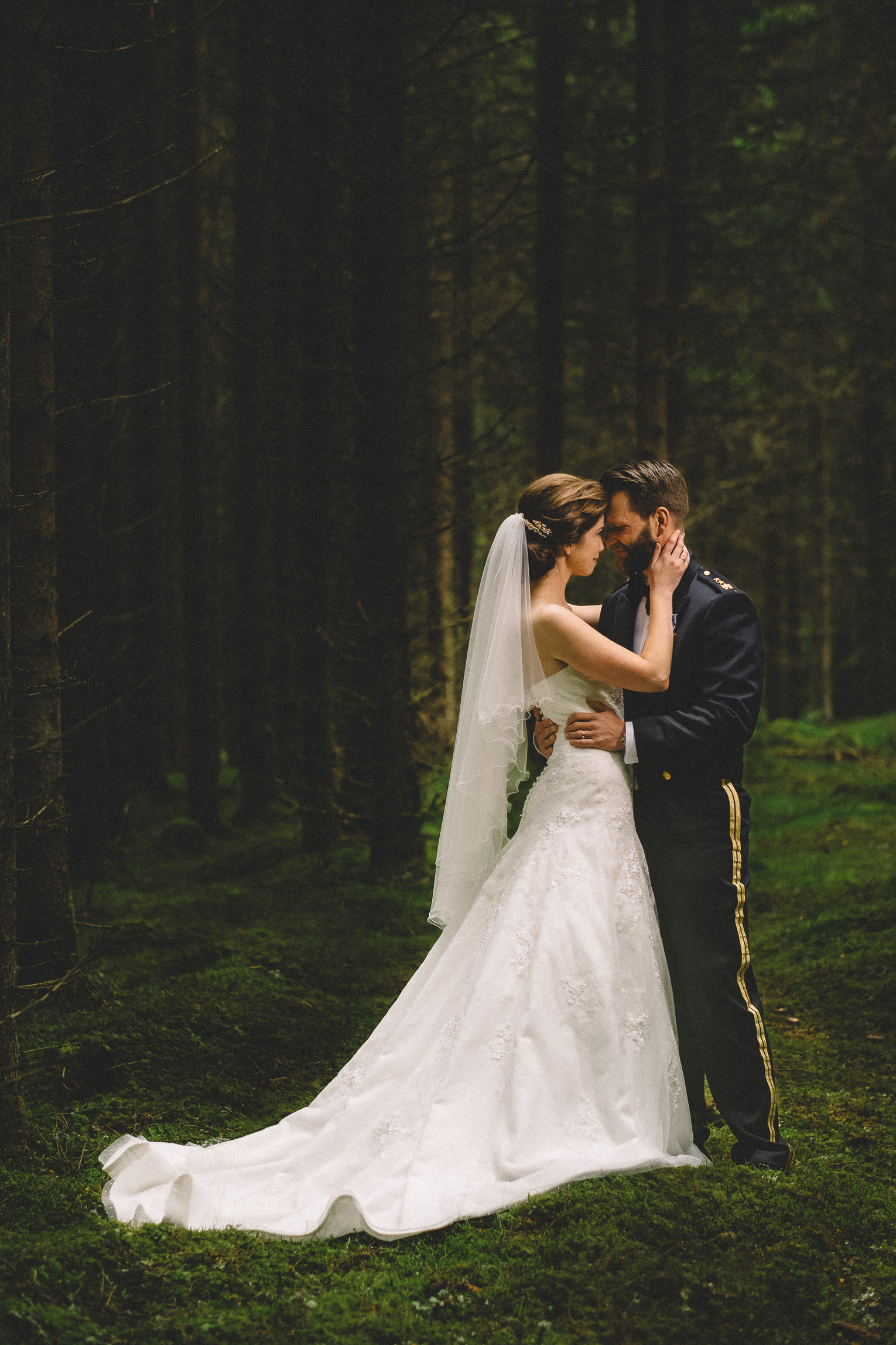 Bröllopsfotografering i den mörka småländska skogen