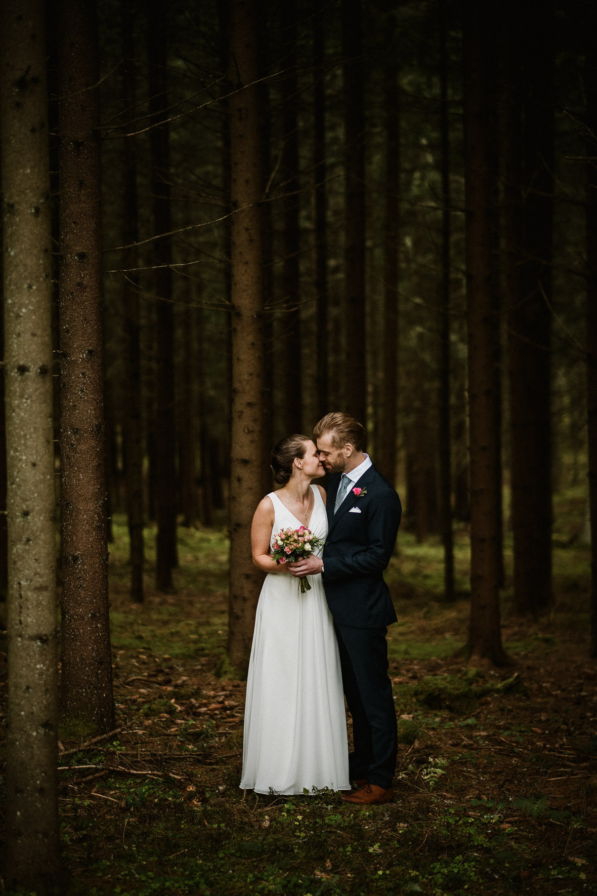 Bröllopsfotografering i skogarna utanför Eksjö och Vetlanda