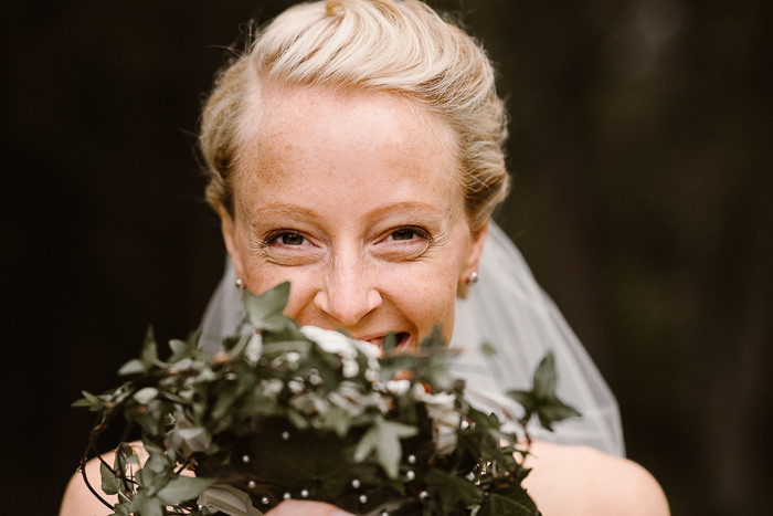 Glada ögon i ett bröllopsfotografi av bröllopsfotograf Johan Lindqvist i Småland