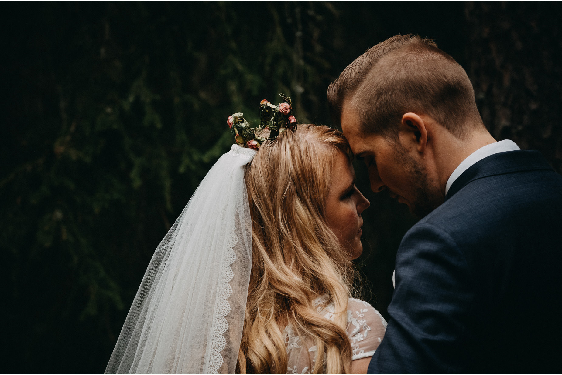Kärlek och romantik vid bröllopsfotografering i skogen