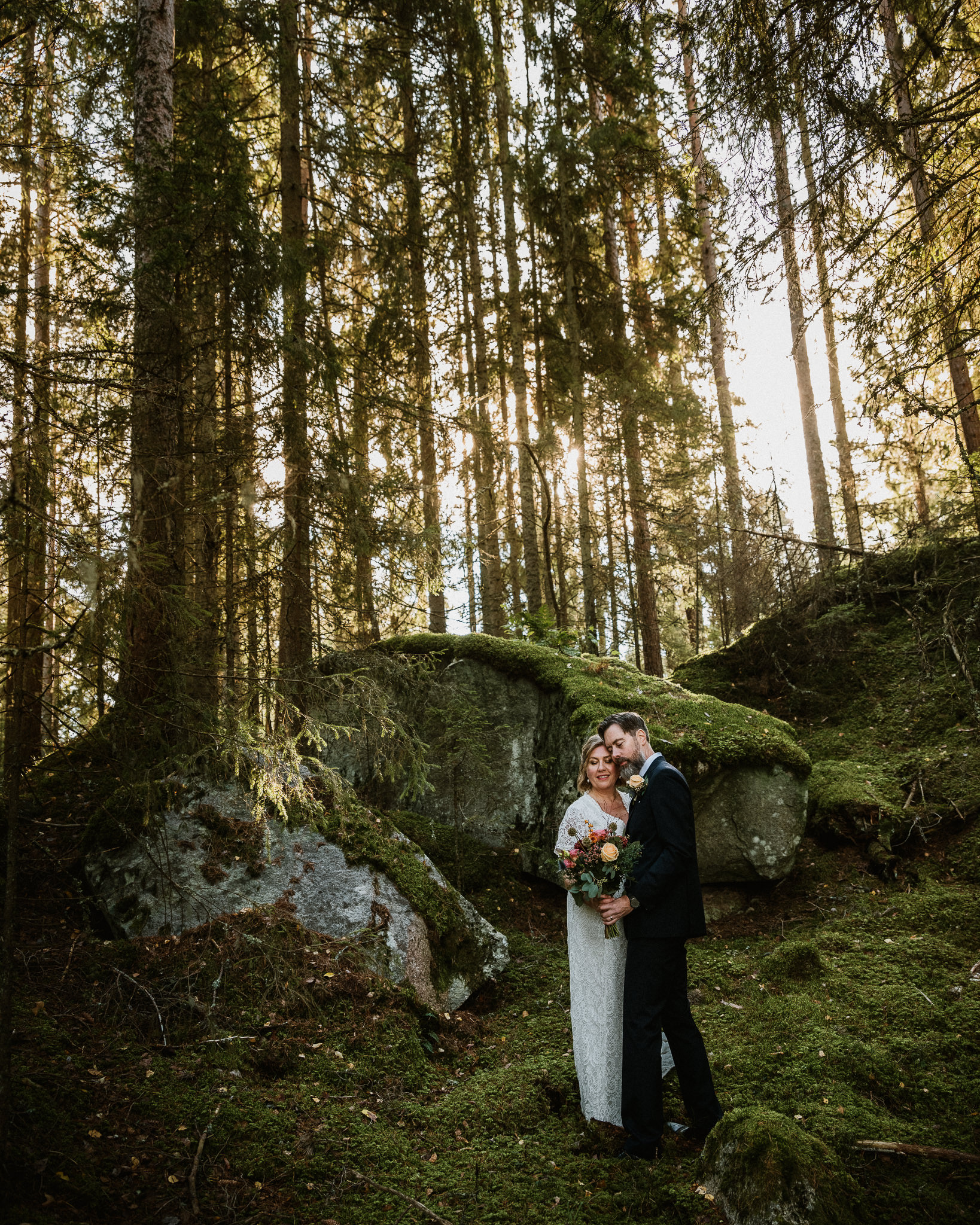 Bröllopsfotografering i skogen med inspiration av John Bauer