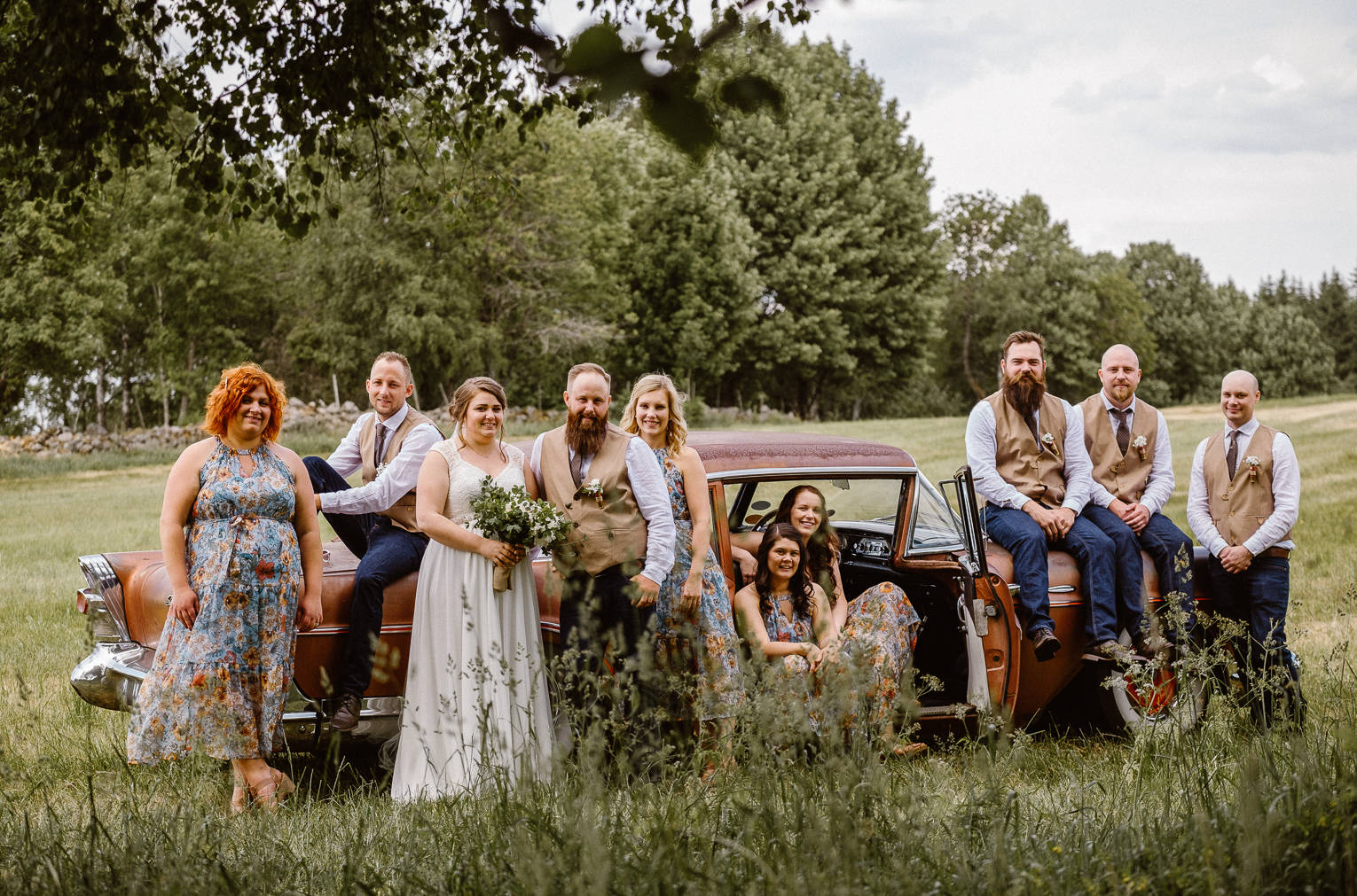 Gruppbild bröllopsfölje - bridal party - bröllopsfotograf Småland