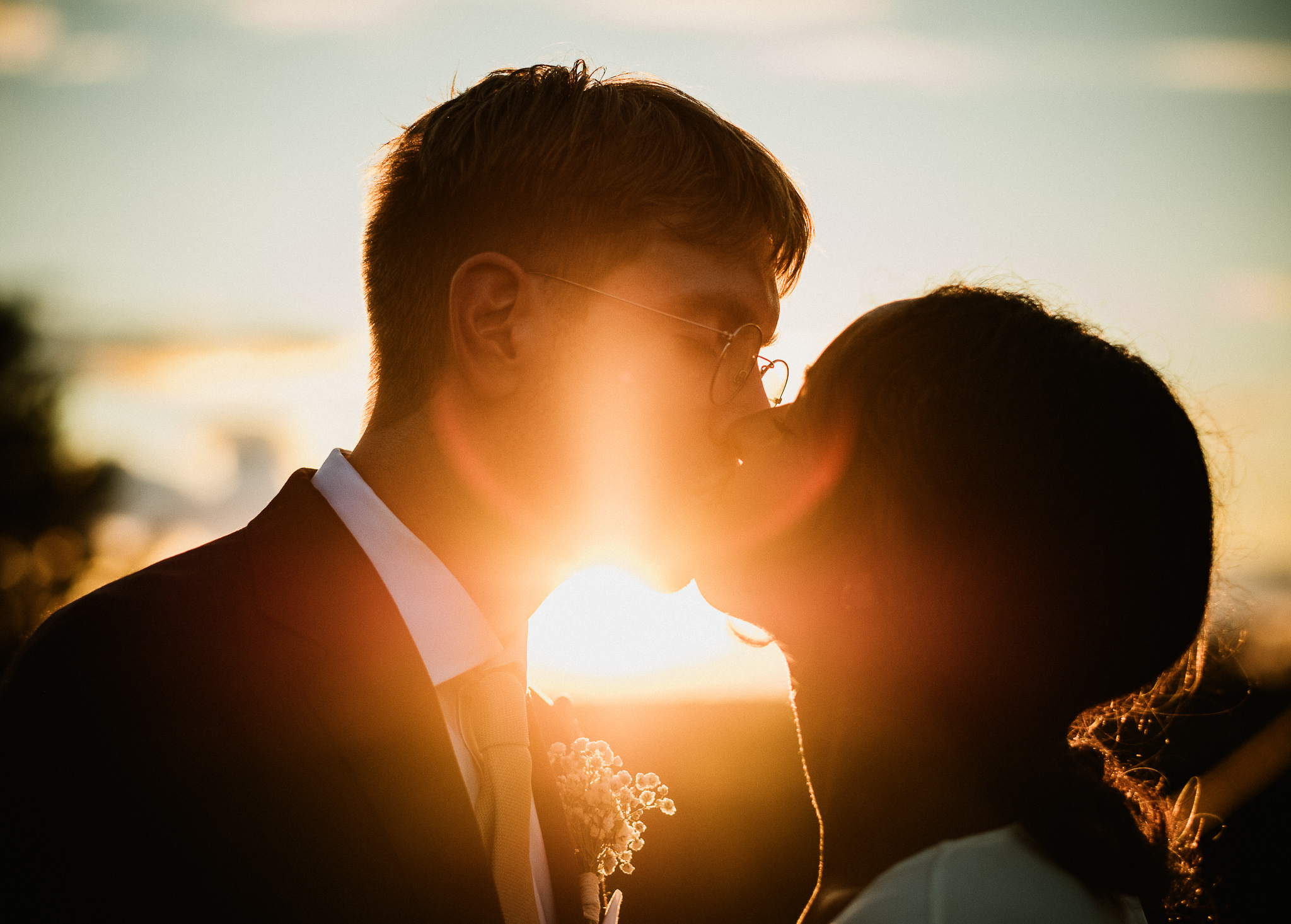 Bröllopsfotografering i solnedgången - Golden hour - av bröllopsfotograf Johan Lindqvist i Eksjö och Nässjö