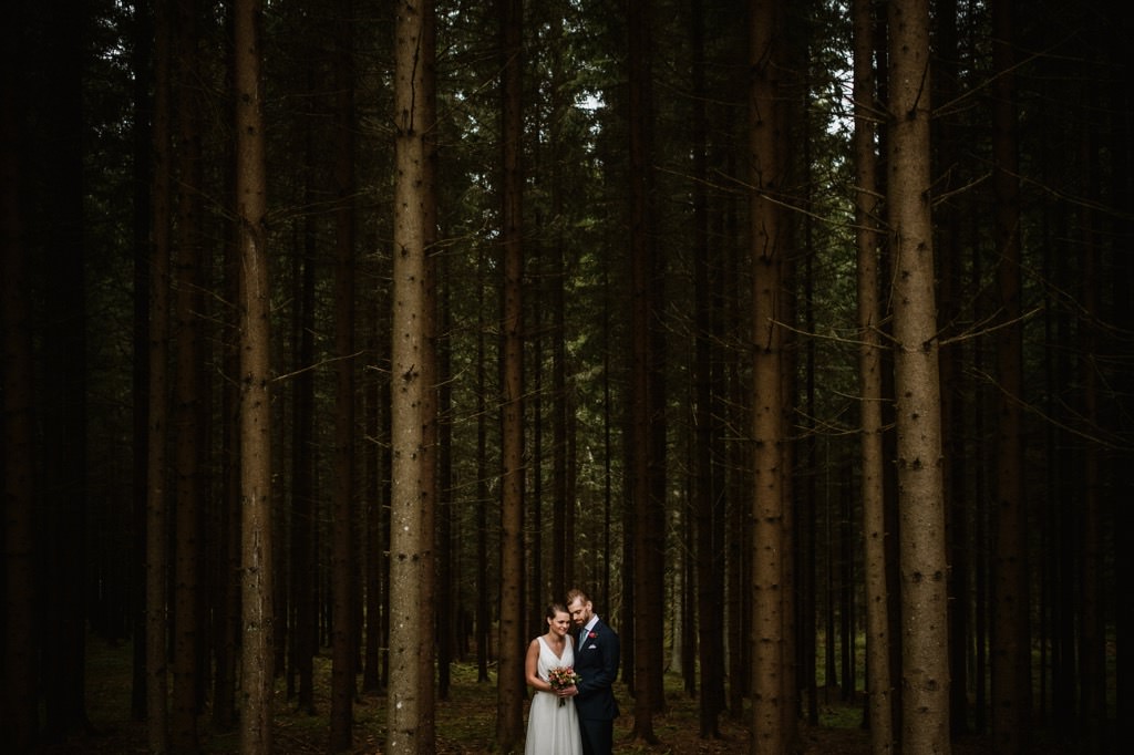 Bröllopsfotograf Småland - skogen - naturen - landskap